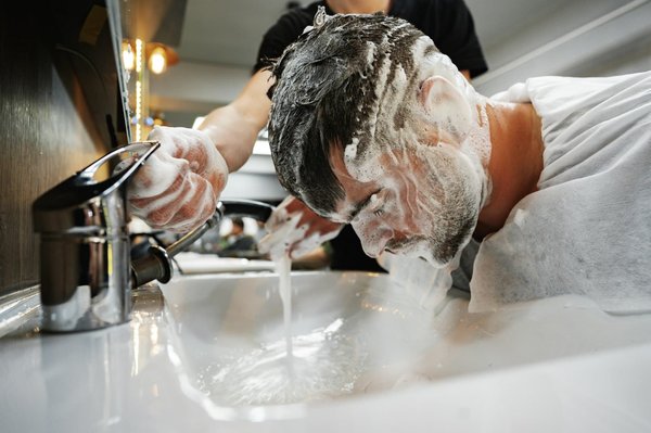 Conseils pour homme : comment savoir son type de cheveux et comment choisir les produits de soin qui conviennent ?